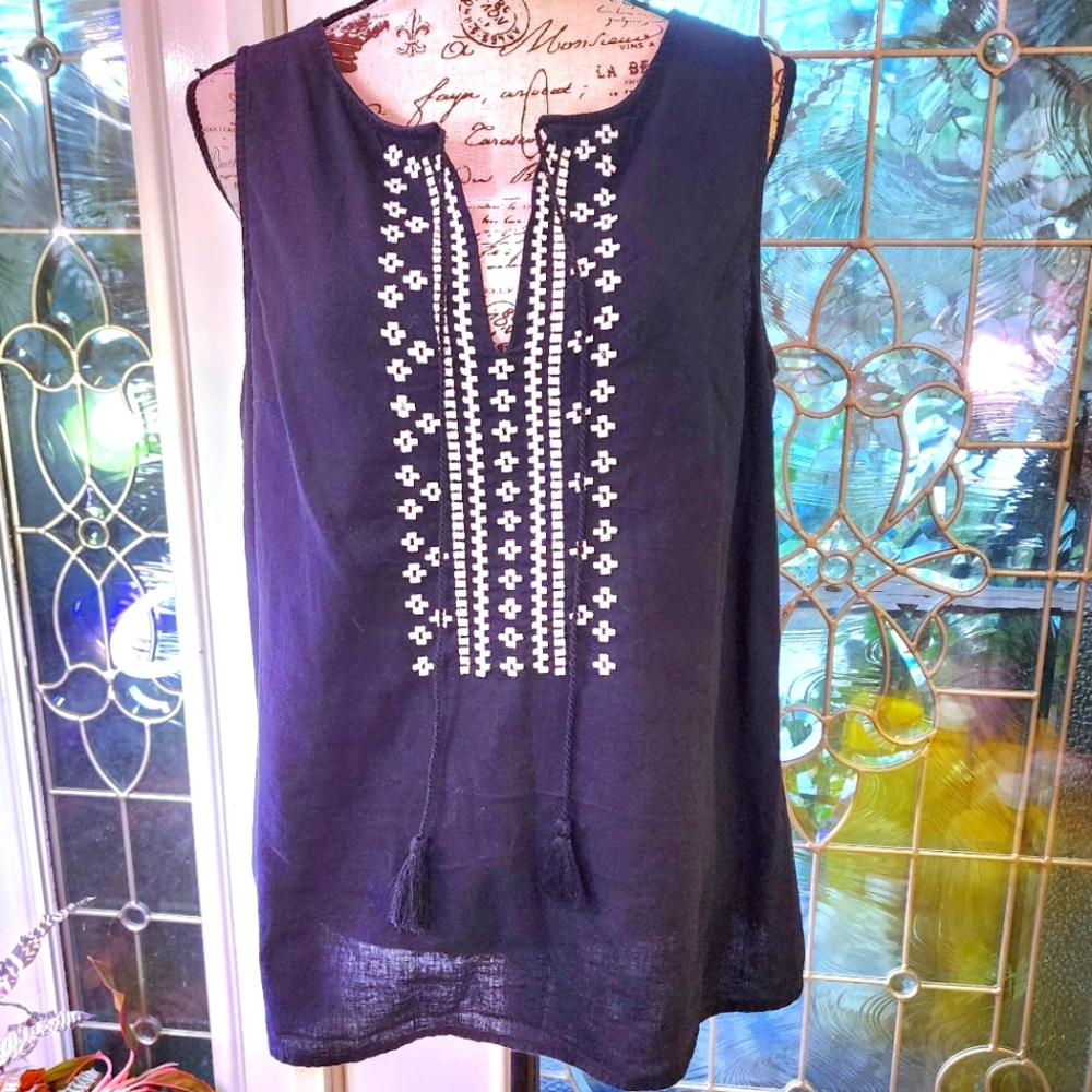 EUC Old Navy Black Linen Blend Top with White Geometric Embroidery L